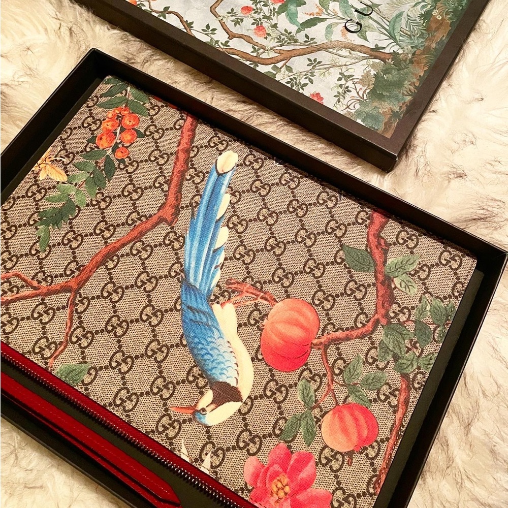 REAL GUCCI exotic birds pouch.  INCLUDES GUCCI BOX. Used